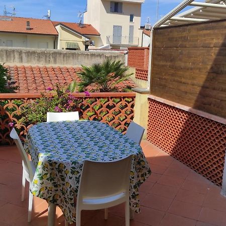 Sea Breeze Appartement Viareggio Buitenkant foto